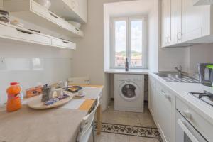 biała kuchnia z pralką w obiekcie Pellegrino 75 Double Bedroom w Rzymie +24 zdjęcia