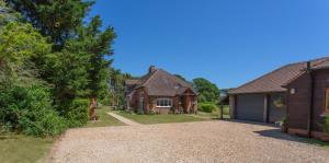 una entrada que conduce a una casa con garaje en Linden House en West Wittering