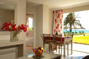 a kitchen and dining room with a table and chairs at Ona Marinas de Nerja Spa Resort in Nerja
