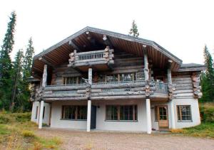 uma grande casa de madeira com um telhado de gambrel em Kotatie 6 em Ruka