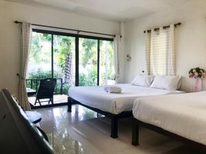 En eller flere senger på et rom på Pranburi Cabana Resort