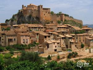 un pueblo en la colina con un castillo en casa oliva la bodegueta, en Abiego