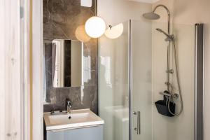 W łazience znajduje się umywalka i prysznic. w obiekcie Villa Baltica w mieście Niechorze