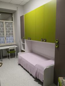 una camera con letto e armadi verdi di Villa Preziosa a Portici