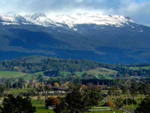 vistas a una montaña con montañas nevadas en The Chapel Deloraine, en Deloraine