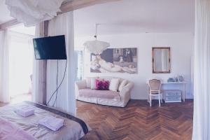 a living room with a bed and a couch at Casa Mia XIX-w Nadmorski Dom z ogrodem in Cedry Małe
