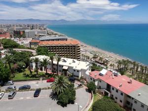 eine Luftblick auf die Stadt und den Strand in der Unterkunft Apartamentos La Roca Rentals in Torremolinos