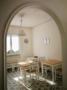un arco in una sala da pranzo con tavolo e sedie di Castelli in aria a Finale Ligure