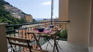 un tavolo su un balcone con cibo di Casa Barbara by Holiday World a Bogliasco