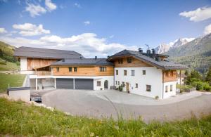 una casa con un grande vialetto di fronte a una montagna di Chalet Novalis a San Candido