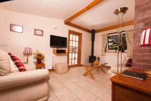 TV a/nebo společenská místnost v ubytování Greyfield Farm Cottages