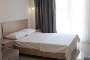 カバルジンカにあるVinograd Guest Houseのベッドルーム1室(窓、白いベッド1台付)