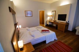 En eller flere senger på et rom på Hotel Pacsirta