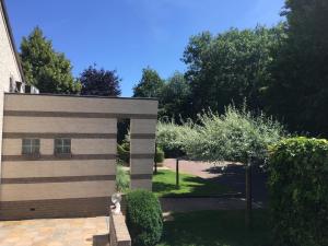 een gebouw met een poort in een tuin bij La Nuova Casa del Campo (vh De Kamp) in Dinxperlo