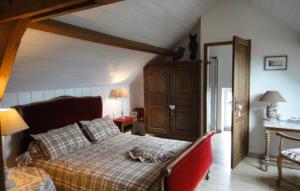 - une chambre avec un grand lit dans l'établissement Gîte La Bourgetterie Fontenay sur Mer, à Fontenay-sur-Mer
