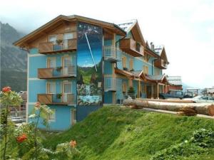 un edificio con un mural en el costado en Hotel Cielo Blu en Passo del Tonale