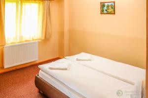 um quarto com duas camas e uma janela em Apartamente Manó Apartmanok em Praid