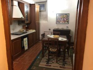 eine Küche mit einem Tisch und einem Esszimmer in der Unterkunft Al Borgo in Sansepolcro