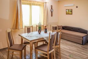 Uma área de estar em Apartamente Manó Apartmanok