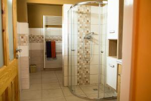 Un baño con ducha con puerta de cristal. en Ubytovanie u Anny, en Banská Štiavnica 8 fotos más