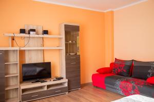 Una sala de estar con un sofá y un televisor. en Ubytovanie u Anny, en Banská Štiavnica