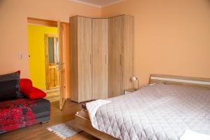 Un dormitorio con una cama, un armario y una silla. en Ubytovanie u Anny, en Banská Štiavnica
