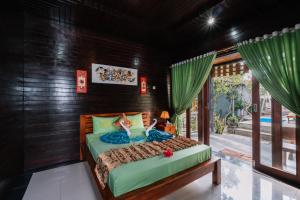 Tempat tidur dalam kamar di D and B Bungalow's by DeWizZ Management