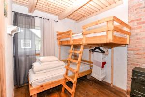 Etagenbett in einem kleinen Zimmer mit Leiter in der Unterkunft Jurgi in Pape