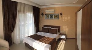 Uma cama ou camas num quarto em Geyi̇kli̇ Sunshi̇ne Hotel