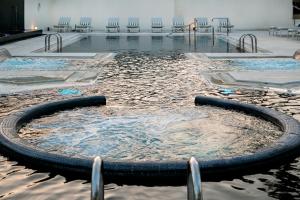 Piscina di King Jason Paphos - Designed for Adults by Louis Hotels o nelle vicinanze