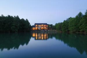 una casa grande en un lago por la noche en Villa 88, en Fengping