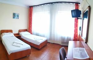 Televízia a/alebo spoločenská miestnosť v ubytovaní Hotel Nap