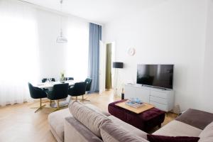 Telewizja i/lub zestaw kina domowego w obiekcie Studio Apartments Opera - Mai's Apartments
