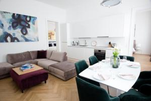 salon ze stołem i kanapą w obiekcie Studio Apartments Opera - Mai's Apartments w Wiedniu