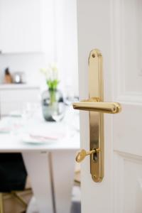 eine weiße Tür mit goldenem Griff in einer Küche in der Unterkunft Studio Apartments Opera - Mai's Apartments - by Arbio in Wien