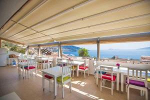 ein Esszimmer mit Tischen und Stühlen und Aussicht in der Unterkunft Courtyard in Kalkan