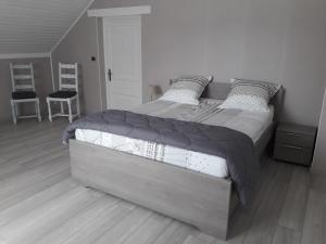 Postel nebo postele na pokoji v ubytování Chambre d'hôtes Comme une évidence Clairvaux-les-lacs