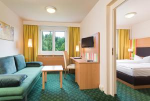 TV a/nebo společenská místnost v ubytování Hotel Am Bühl