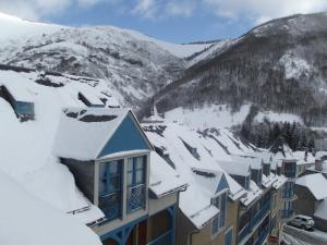les goutilles في سانت-ماري-دي-كامبان: مدينة مغطاة بالثلوج مع الجبال في الخلفية +8 صور