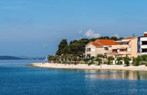 una casa en la orilla de un cuerpo de agua en Apartments Nino 1, en Zadar