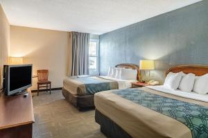 Postel nebo postele na pokoji v ubytování Econo Lodge Inn & Suites Radford-Blacksburg Area