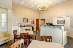 Η κουζίνα ή μικρή κουζίνα στο Econo Lodge Inn & Suites Radford-Blacksburg Area