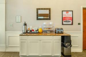 Kuchyň nebo kuchyňský kout v ubytování Econo Lodge Inn & Suites Radford-Blacksburg Area