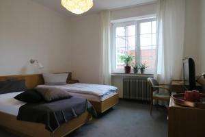 1 dormitorio con 2 camas y ventana en Hotel-Restaurant Haus Keller, en Laggenbeck