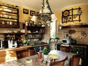 een keuken met een tafel met stoelen en een aanrecht bij suite al Pian in I Gugi