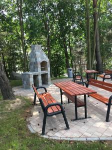 グディニャにあるApartament 15の公園のベンチや石造りの暖炉