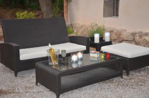 VelauxにあるDomaine Shambala - Piscine Naturisteの屋外用家具2台(白いクッション、テーブル付)