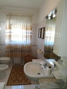 シナルンガにあるOperaDueの白いバスルーム(洗面台、トイレ付)
