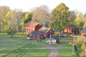 ÅnimskogにあるFurusjöns Cottageの赤い建物の農場の空中