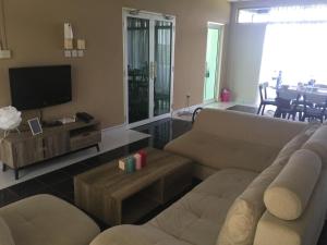 un soggiorno con un divano e una TV di 3BR Apartment at Kumbang Pasang BSB a Bandar Seri Begawan